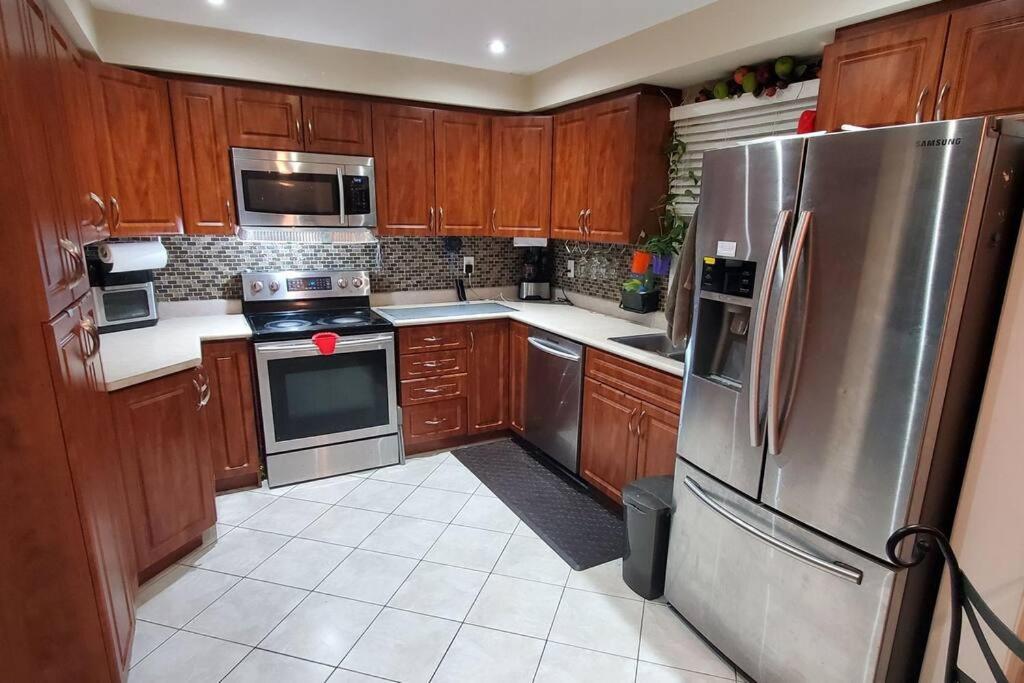 Beautiful House In Mississauga Διαμέρισμα Εξωτερικό φωτογραφία