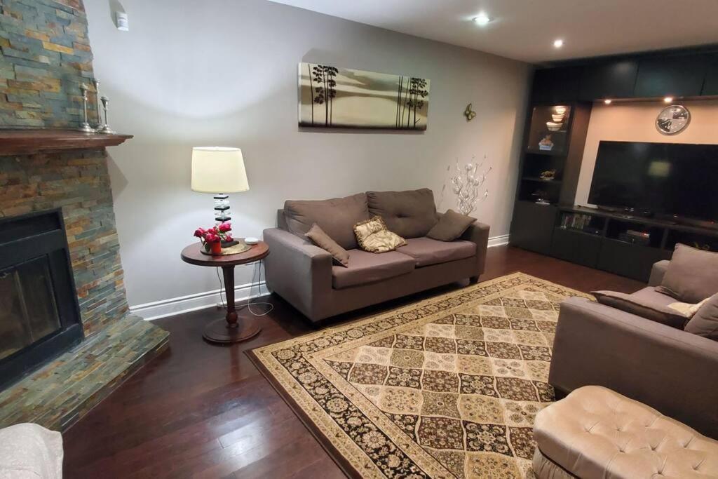 Beautiful House In Mississauga Διαμέρισμα Εξωτερικό φωτογραφία