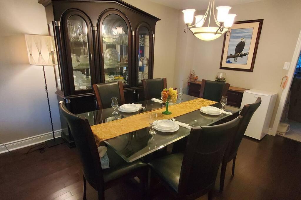 Beautiful House In Mississauga Διαμέρισμα Εξωτερικό φωτογραφία